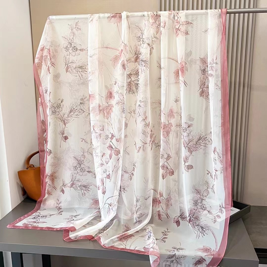 春と秋のシルクスカーフ女性用2026年新作大判ガーゼスカーフ、スタイリッシュでシンプル、多用途、おしゃれな日焼け止めショール、お母さんへのプレゼントに最適。