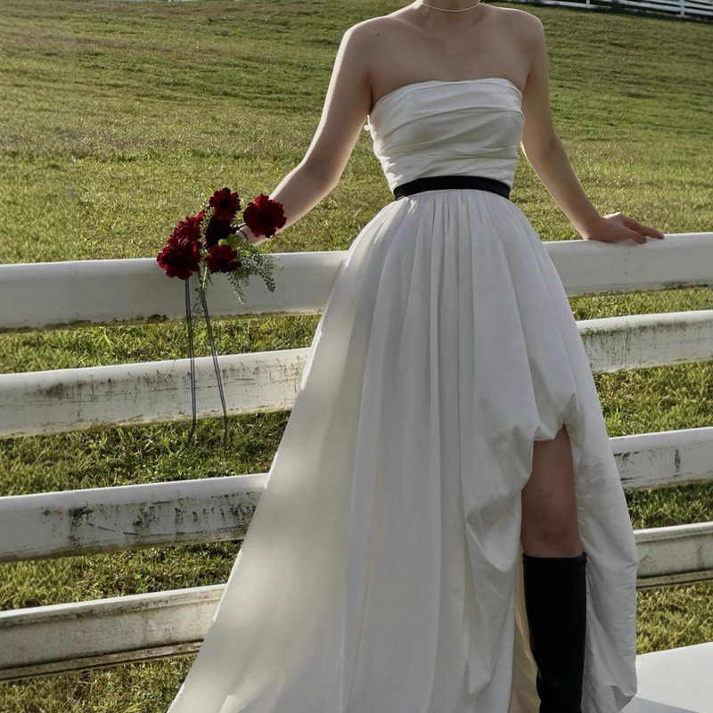 Korean-Style Light Wedding Dress with Taffeta, Strapless Design, Slit, Small Train, Simple and Elegant, Perfect for Travel Photography, Ethereal and Stunning, Puffy Skirt, Niche Style Korean-Style Light Wedding Dress with Taffeta, Strapless Design, Slit, Small Train, Simple and Elegant, Perfect for Travel Photography, Ethereal and Stunning, Puffy Skirt, Niche Style