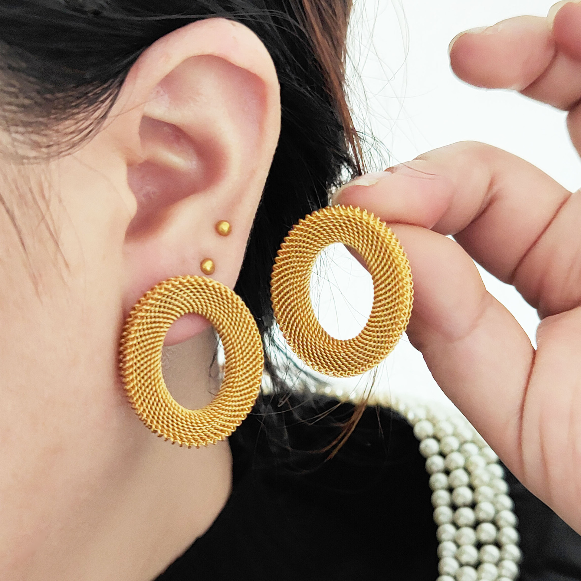 New European and American personality geometric circle earrings metal sense line heavy woven simple stud earrings temperament earrings