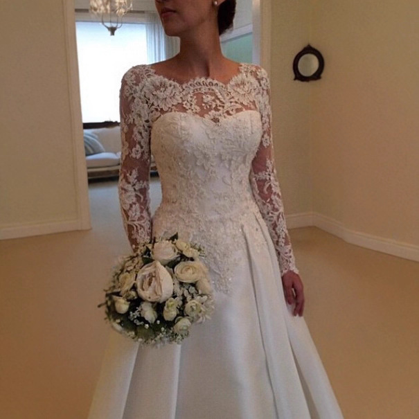 Wholesale 2025 New Export Lace Long-Sleeved Cut Out Back Wedding Dress Retro Tail Wedding Dress Slimming Look