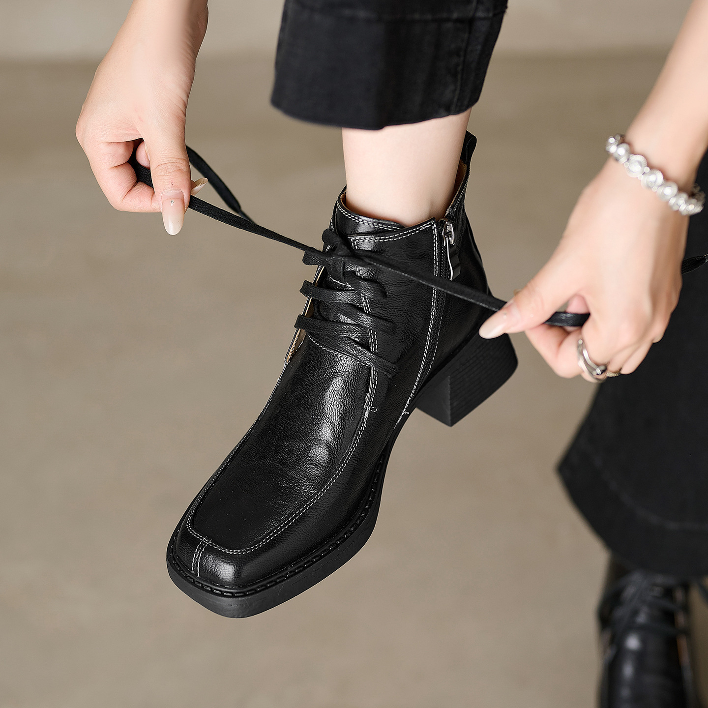 Boot nữ mũi vuông dây buộc da dê cao gót cổ ngắn lót nhung — Lớp lót nhung đen