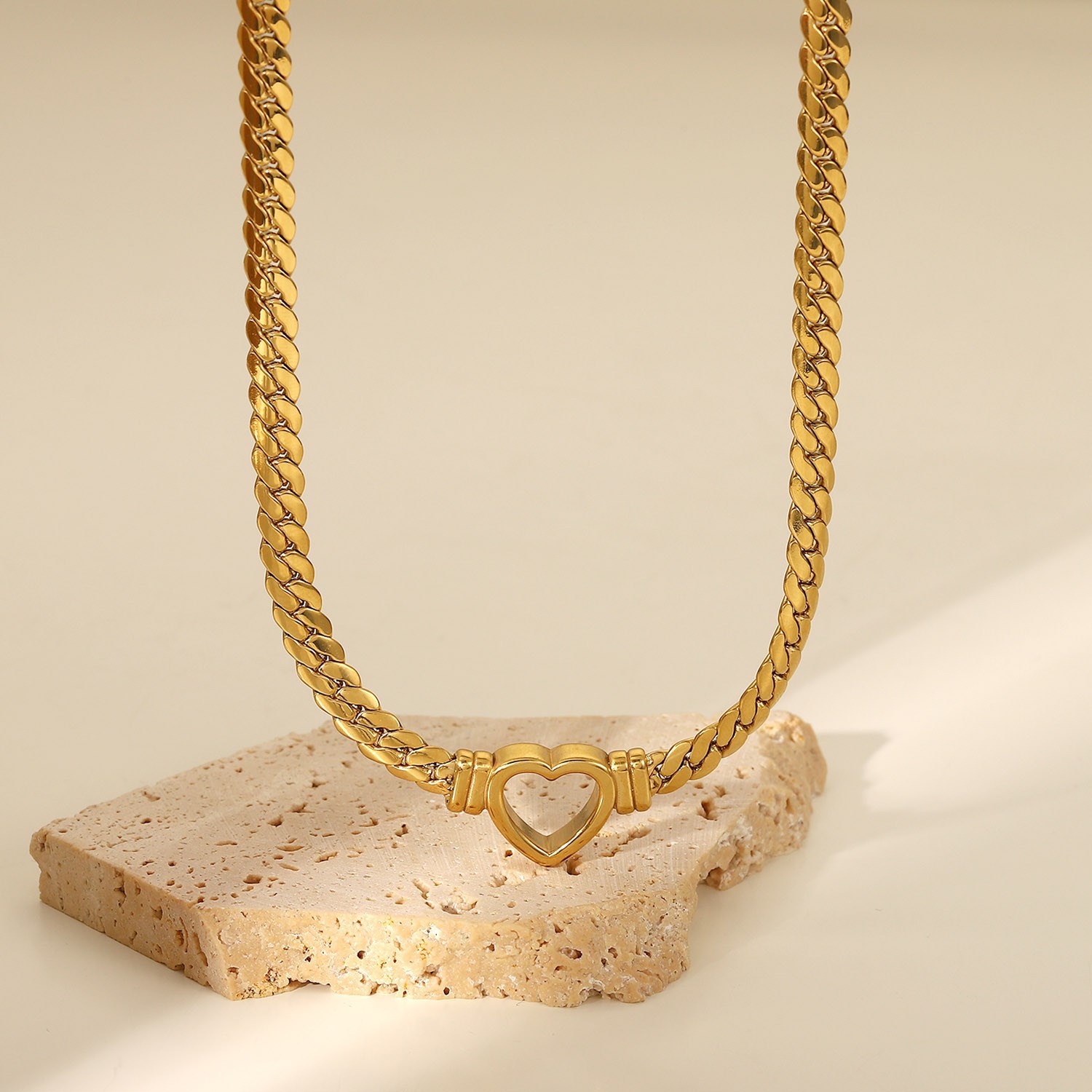 Collar con colgante de corazón de cadena plana hueca de acero de titanio chapado en oro cubano de Lina Girl, nueva tendencia para mujer._voghion.com