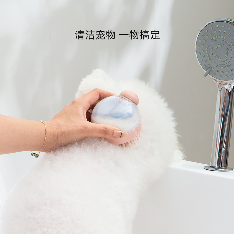 シャンプーの神器を押して櫛の頭をマッサージします。|undefined