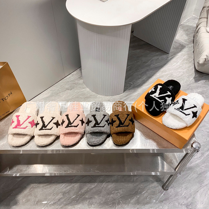 Women's Plush Slippers for Outdoor Wear 2025, Height-Increasing, High-End Lamb Wool Slippers, Fashionable Versatile Thick-Soled Slides