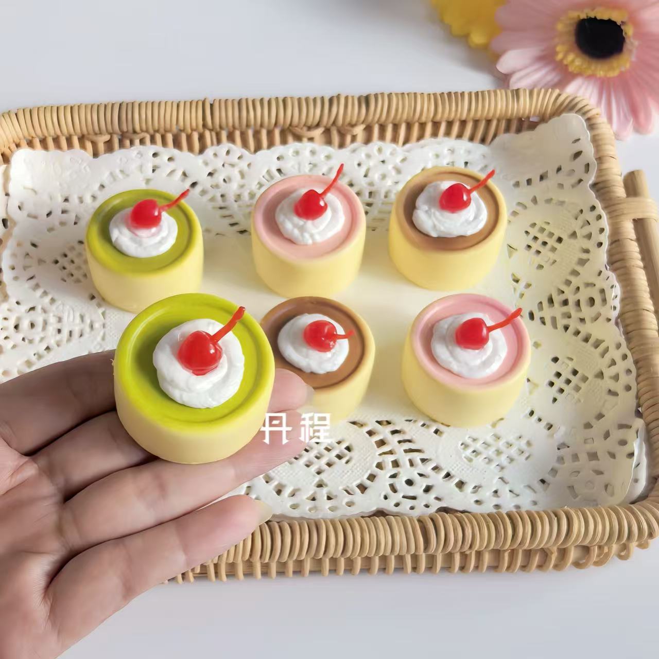 느린 리바운드의 무작위 촉촉하고 부드러운 푸딩 케이크 1개