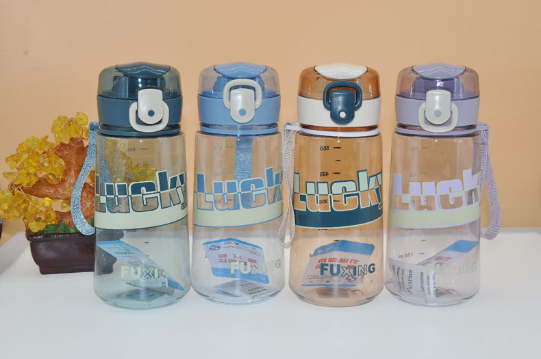 Suministro de fabricantes de nuevos niños taza de paja de plástico taza de beber Correa deportes hervidor portátil kindergarten taza de agua