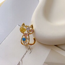 ���ˮ��Сè����ߵ�Ů�ɰ����ʱ�����߹����ڿ����ػ�����Ʒ