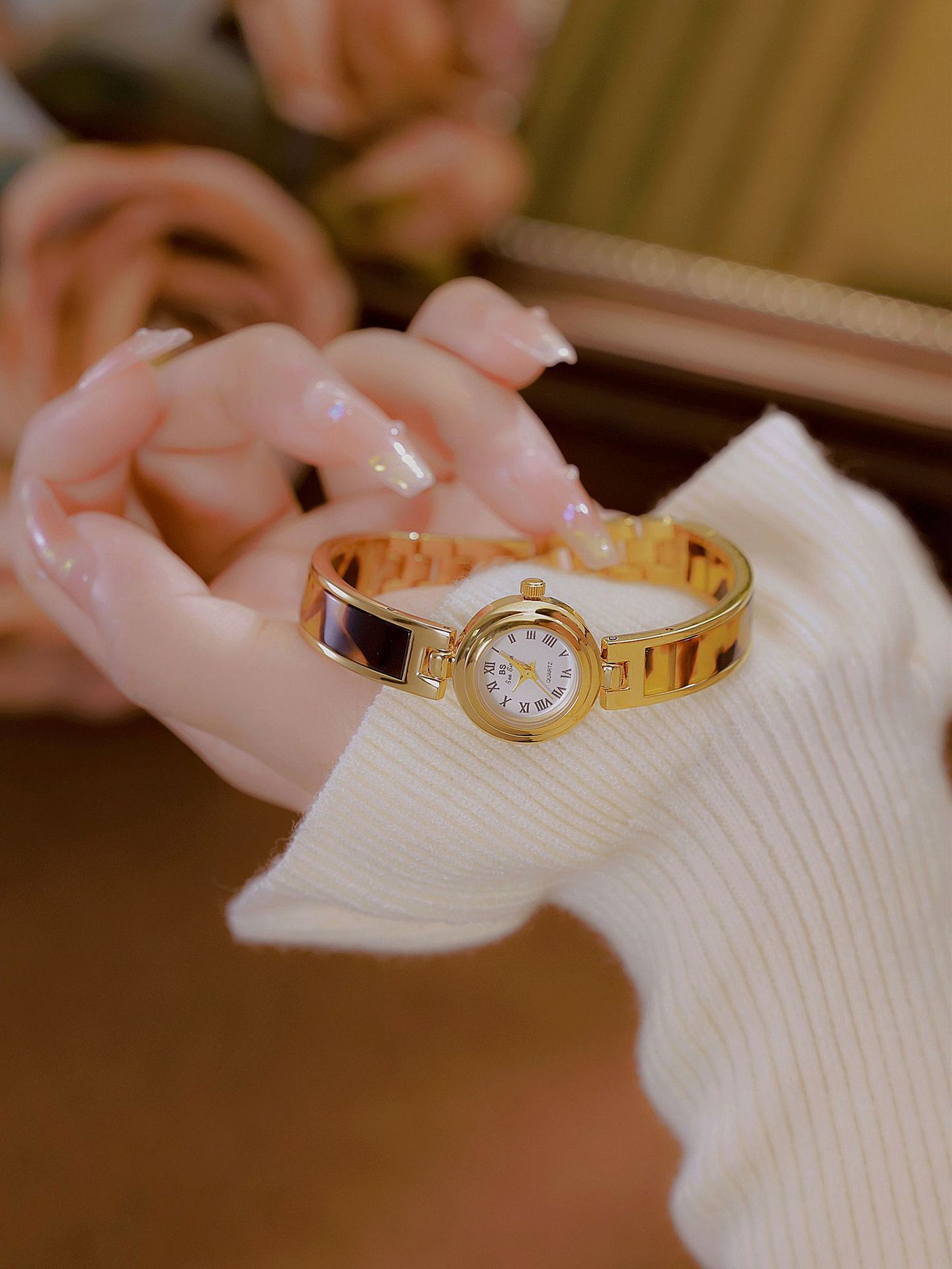 Simple Style Classic Style Solid Color Jewelry Buckle Quartz Watch Women's Watches display picture 3