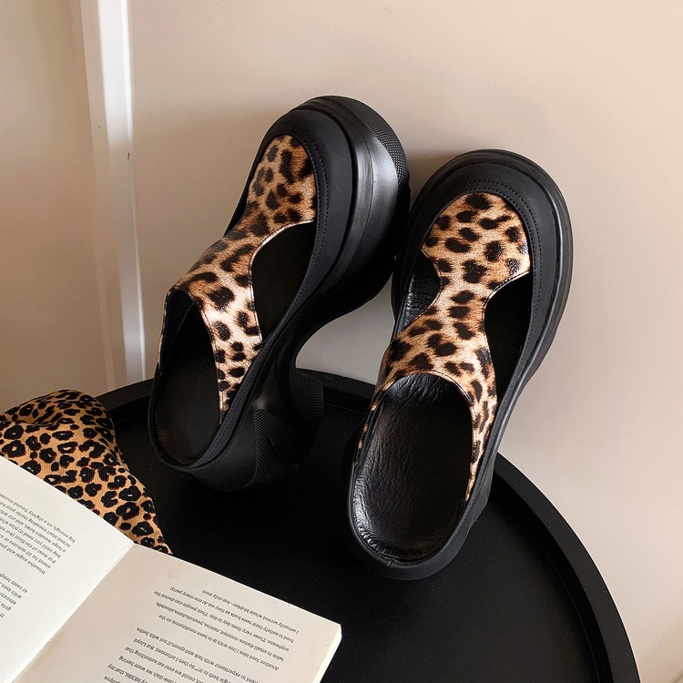 Dép sandal nữ da thật họa tiết da báo đế xuồng cao gót 9 cm — Trang chủ, màu đen, bạc chi tiết 99