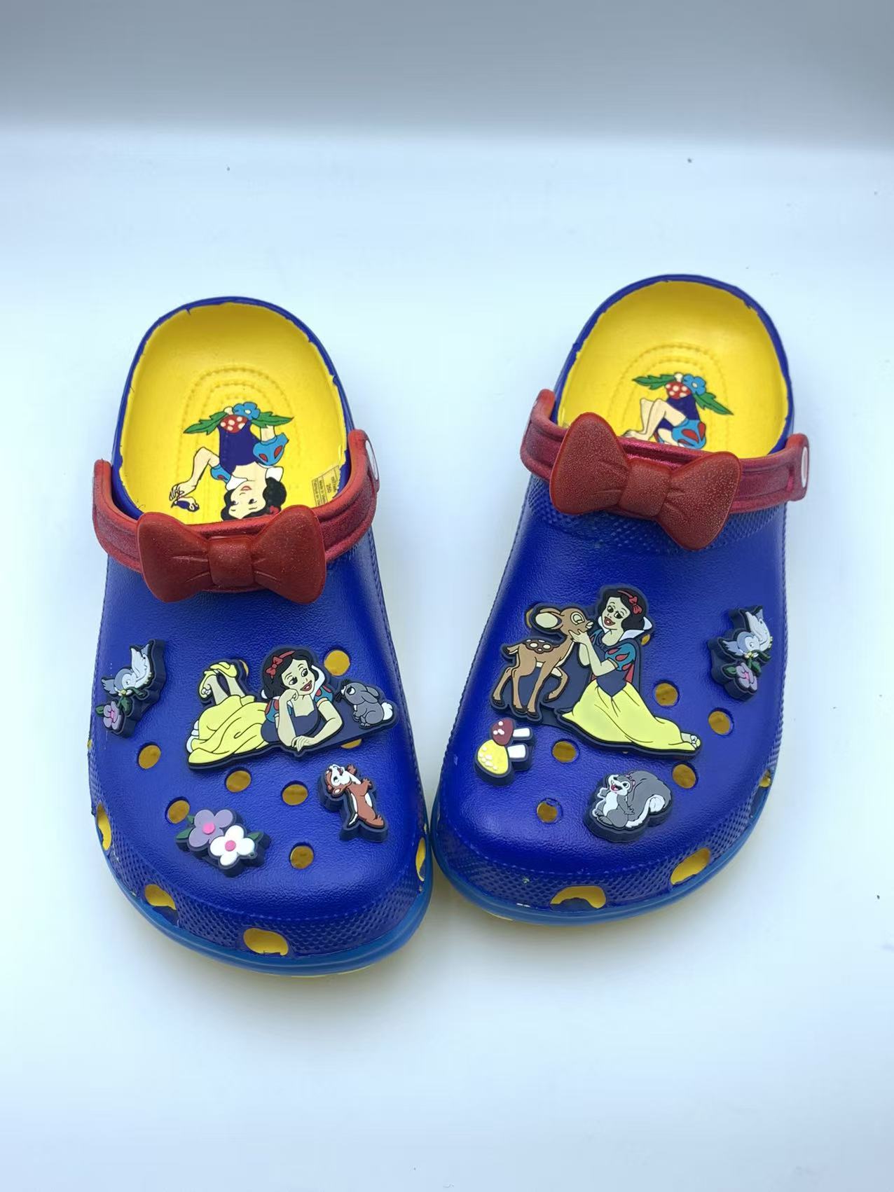 Nuevos zapatos de agujero de veneno, aliados de Marvel, sandalias al aire libre, zapatos de playa cómodos al aire libre, zapatillas casuales de bolsas al por mayor.