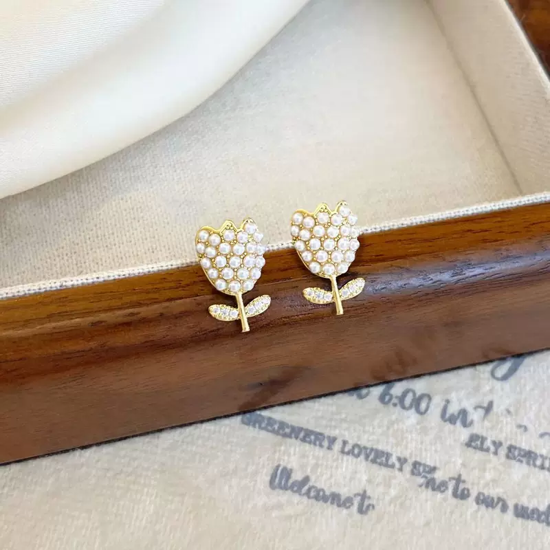 Cute sophisticated small universal earrings pearl