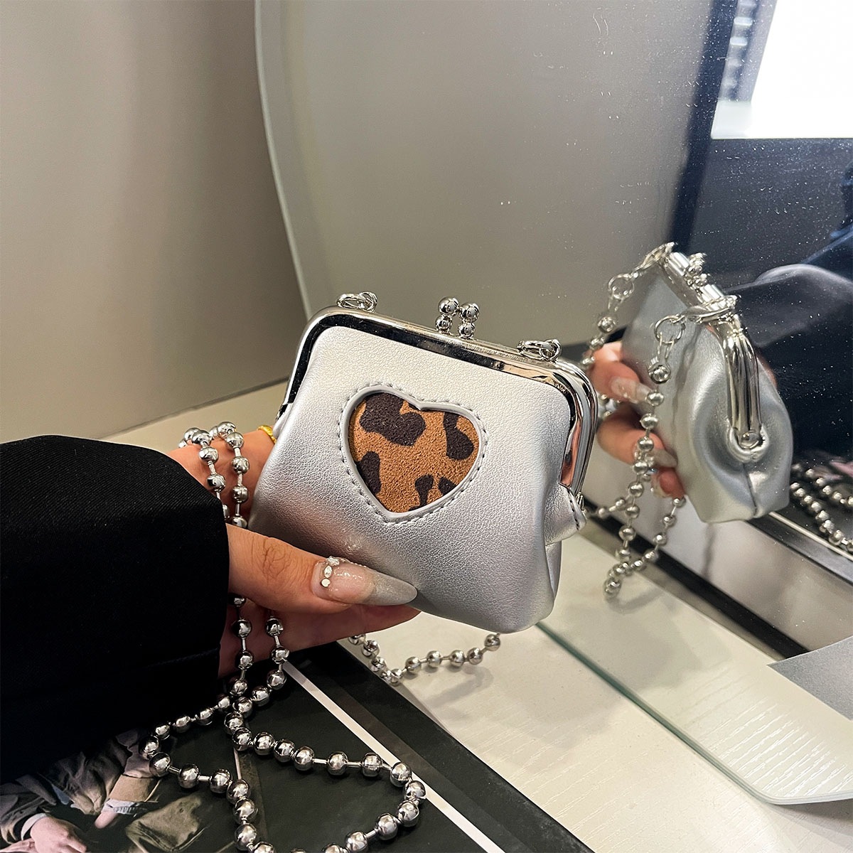 Paquete de cambio 2025 versión coreana de la bolsa de diseño de abanico de color de concha de nicho, cadena de colisión oblicua de todo fósforo, nuevo estilo, mensajero femenino de verano