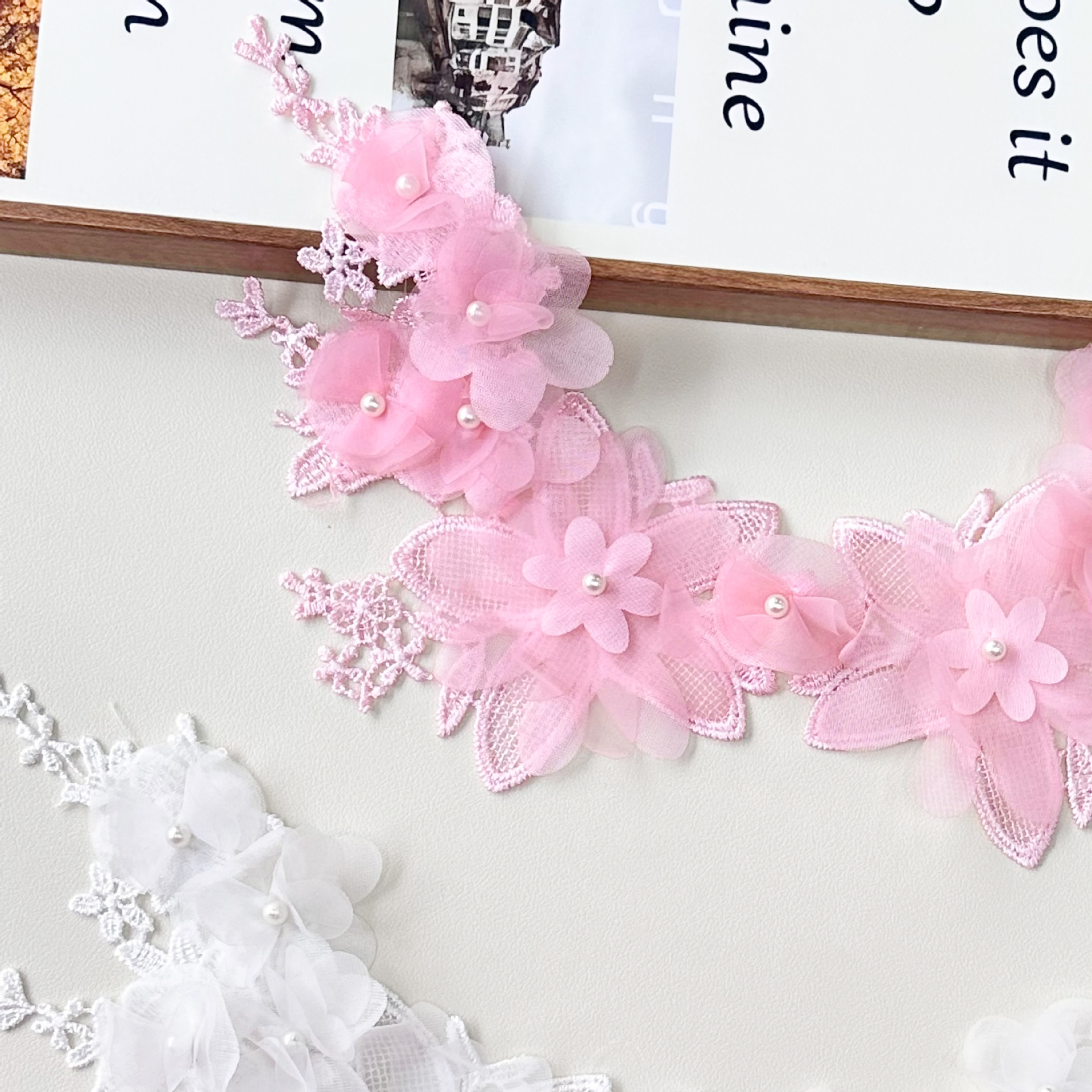 Flores frescas de rosa blanco encaje cuello de encaje hecha a mano perlas de ropa vestido suéter decoración DIY
