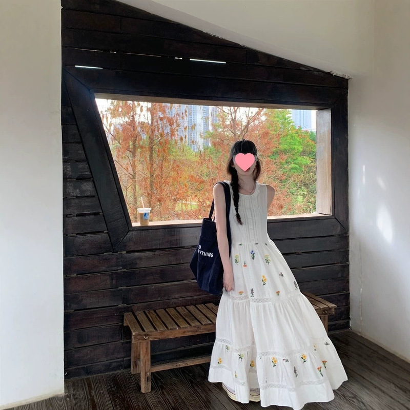 French-Style White Dress for Women with Floral Embroidery, 2026 Summer New Model, Cool and Elegant White Moonlight Sleeveless Vacation Long Dress