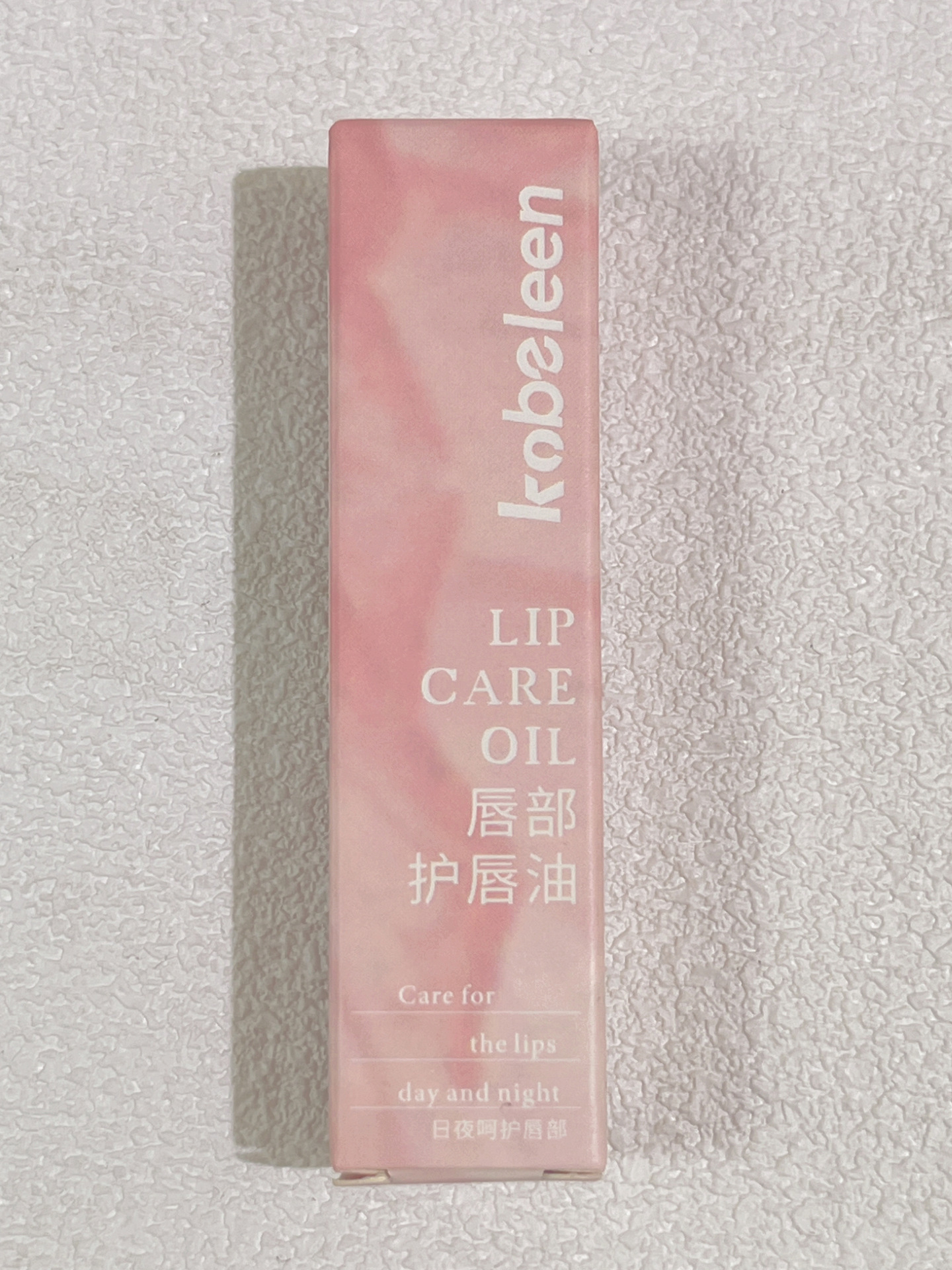 kobeleen Lip Care Oil moisturizes and hydrates, with a mirror-like luster. Jelly makes pouty lips clear and shiny. Apply lipstick in layers undefined
