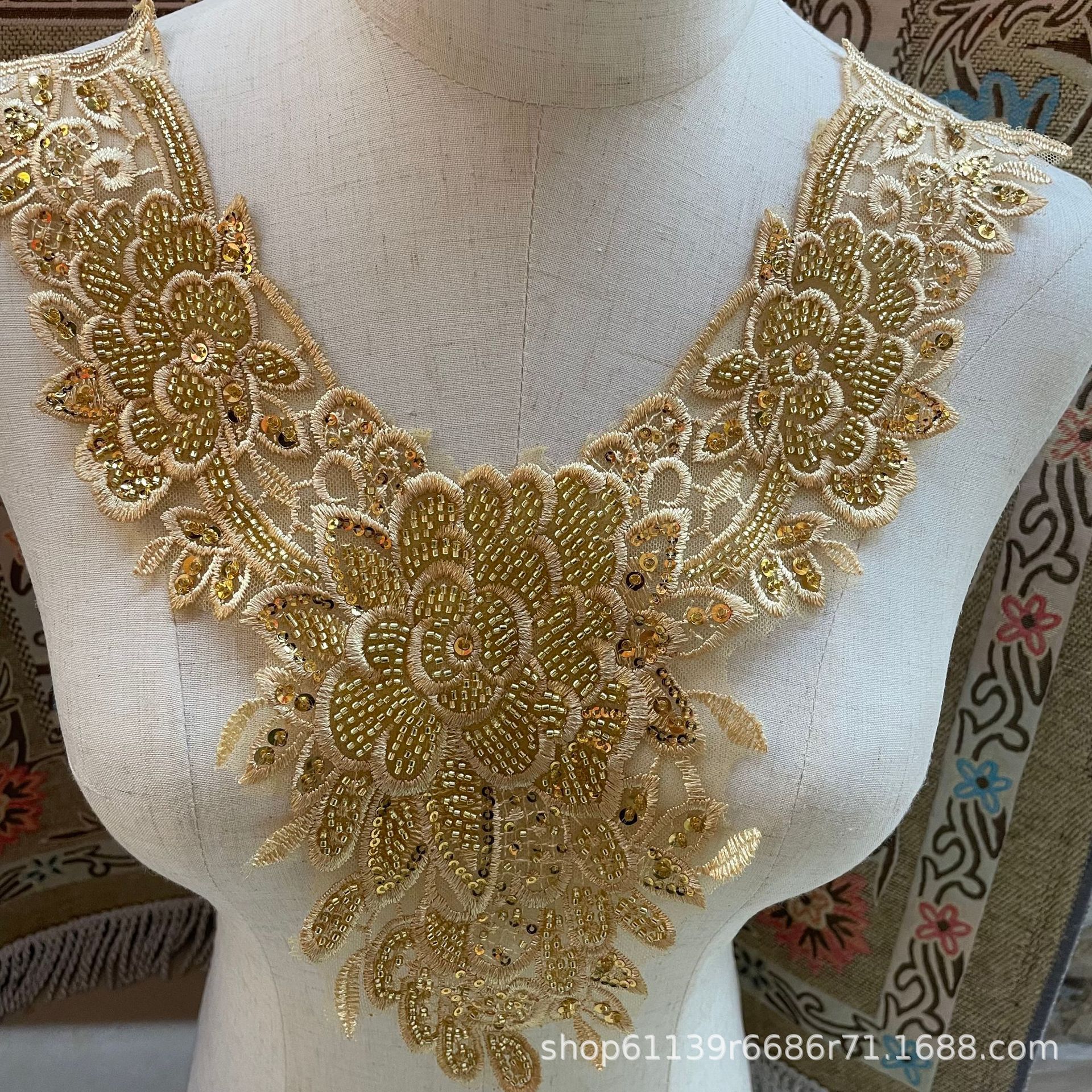 米珠绣衣领