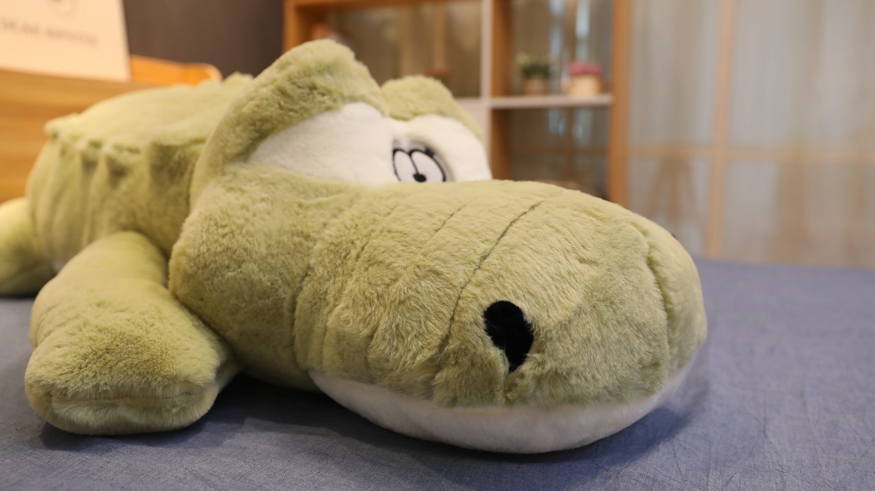 Grote pluche krokodil knuffel voor kinderkamer en bed_voghion.com