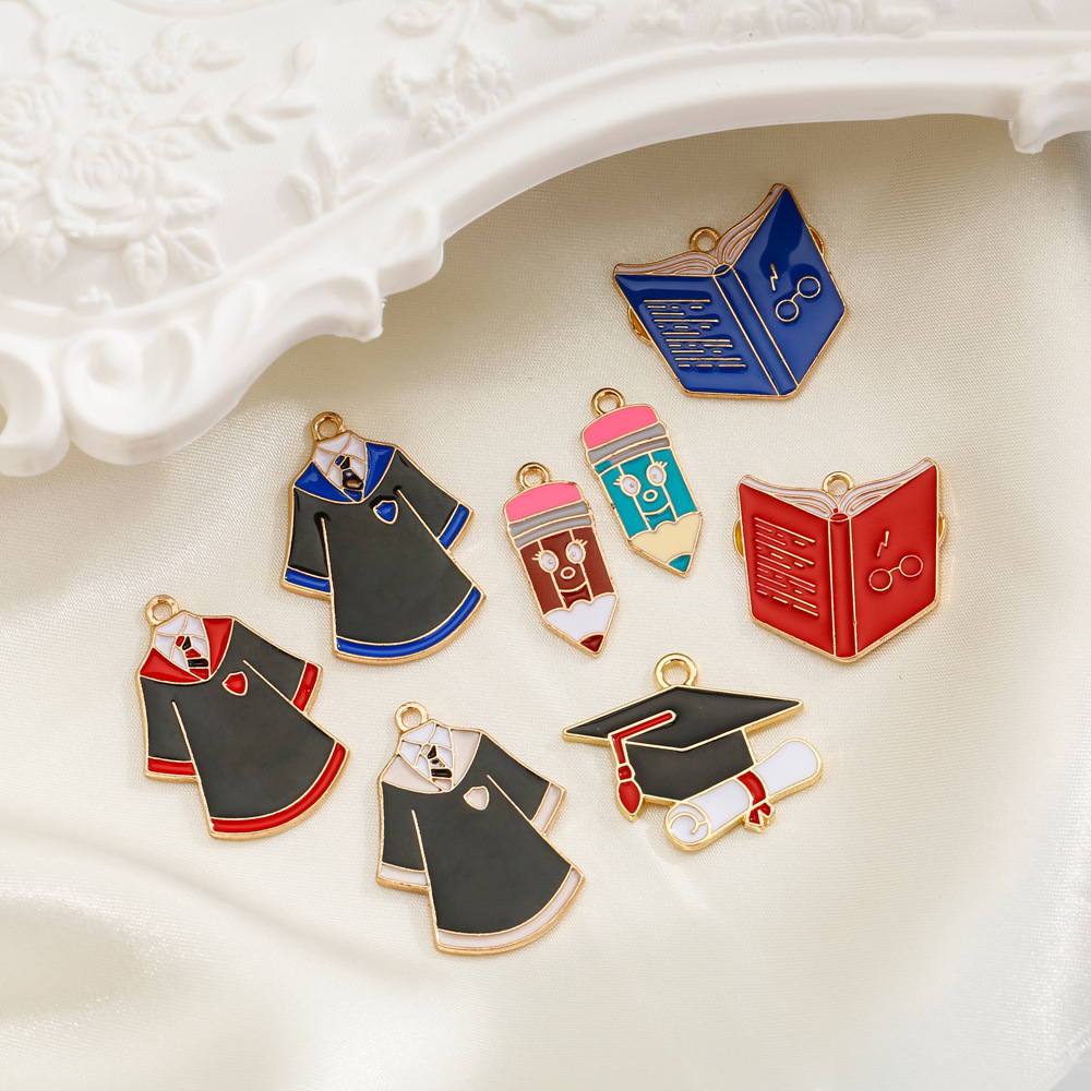 Estudiante de dibujos animados temporada de graduación estudiante creativo ropa sombrero libro mágico lápiz DIY pequeño colgante accesorios de recuerdo