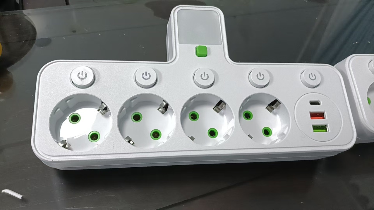 El comercio exterior de Rusia explotó transfronterizo estándar europeo enchufe inalámbrico USB convertidor uno a tres con luz nocturna