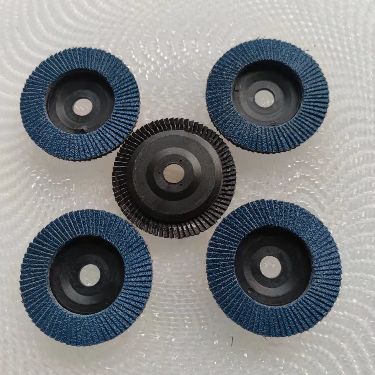 Thickened louver wheel blue sand polishing pad flat sand cloth iron cover polishing wheel 100 plastic cover blue sand factory direct sales