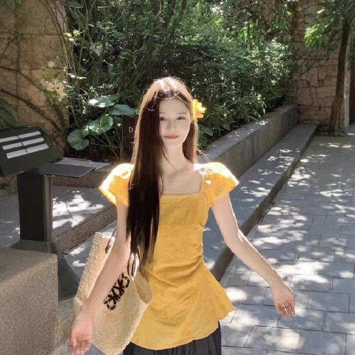French Square Collar Cut Out Short-Sleeved Shirt for Women 2025 Summer New Style Gentle Style Slimming Look Pleated Chic Top