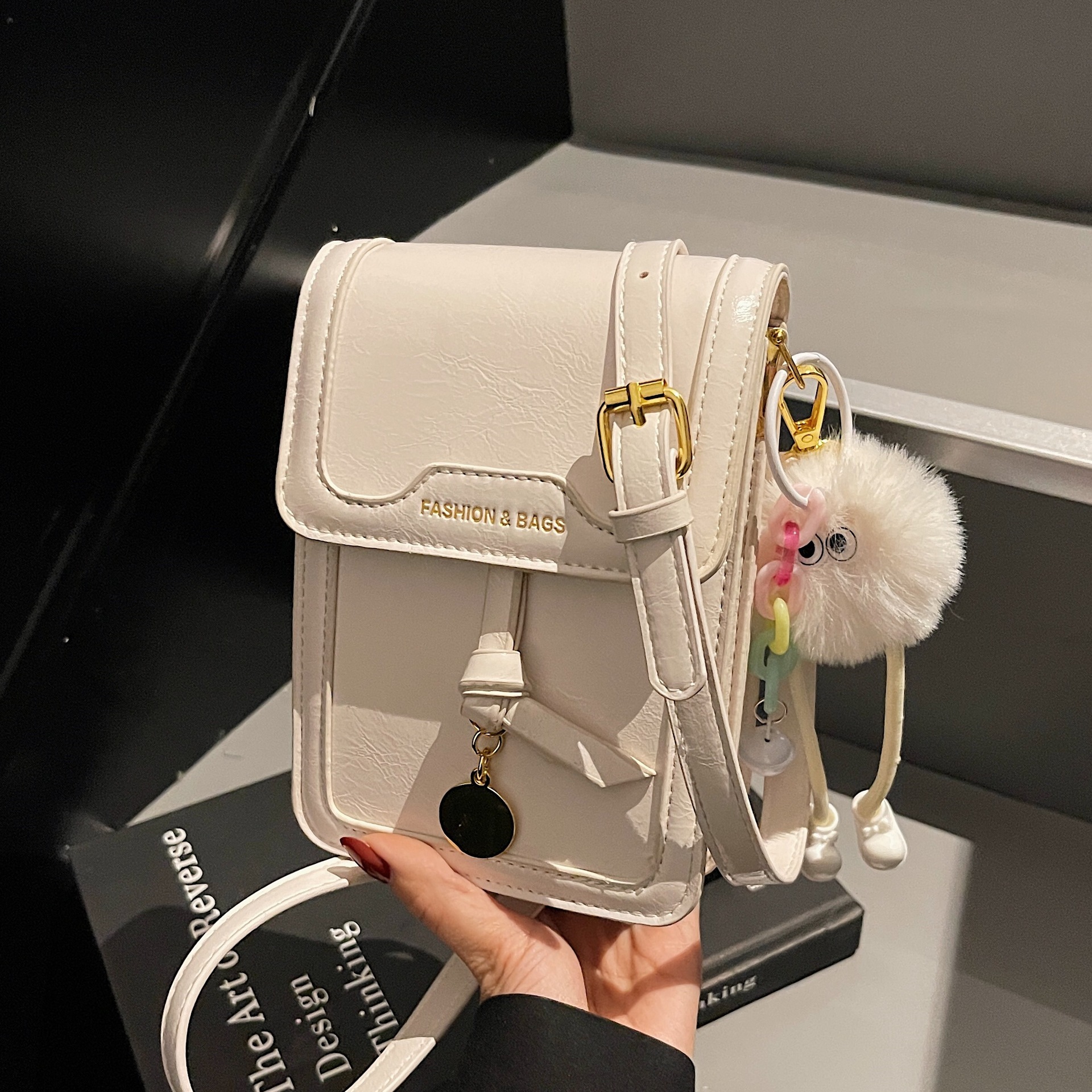 Bolso pequeño de un solo hombro simple y popular para mujer 2025 nuevo bolso de teléfono móvil de costura de moda coreana bolso cuadrado pequeño de mensajero de estilo occidental