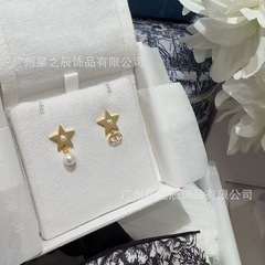 女性用のDijiaレターCDスターパール非対称イヤリングの実物写真、女性用のシンプルでファッショナブルな五芒星イヤリング、卸売