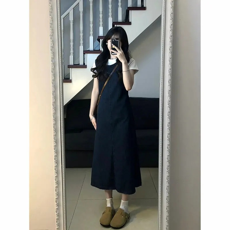 お茶のセットはワンピースを着ています。女性の夏のデザイン感があります。