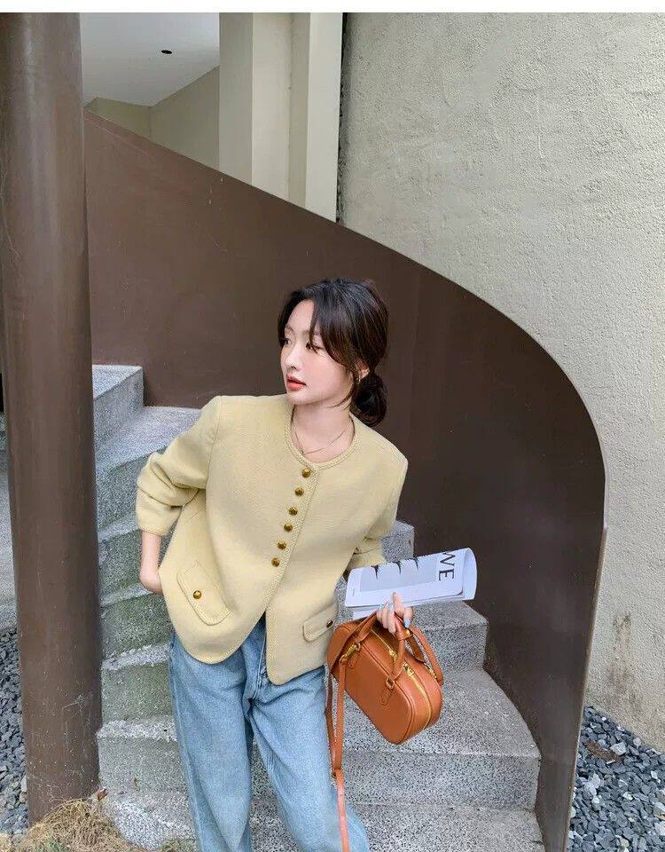 Áo khoác nữ dáng ngắn cổ tròn phong cách retro thanh lịch, form rộng, chất liệu tweed — Ren vàng chi tiết 14