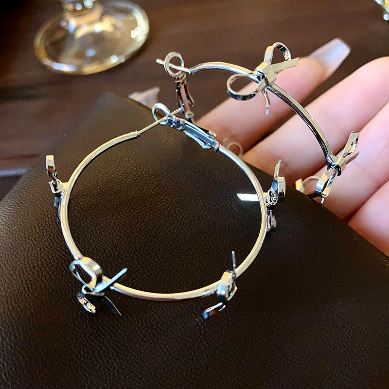 Aguja de plata Pendientes de anillo de elemento transfronterizo europeo y americano Pendientes de nicho de viento frío Pendientes de temperamento de moda Pendientes de lujo ligero y de alta gama