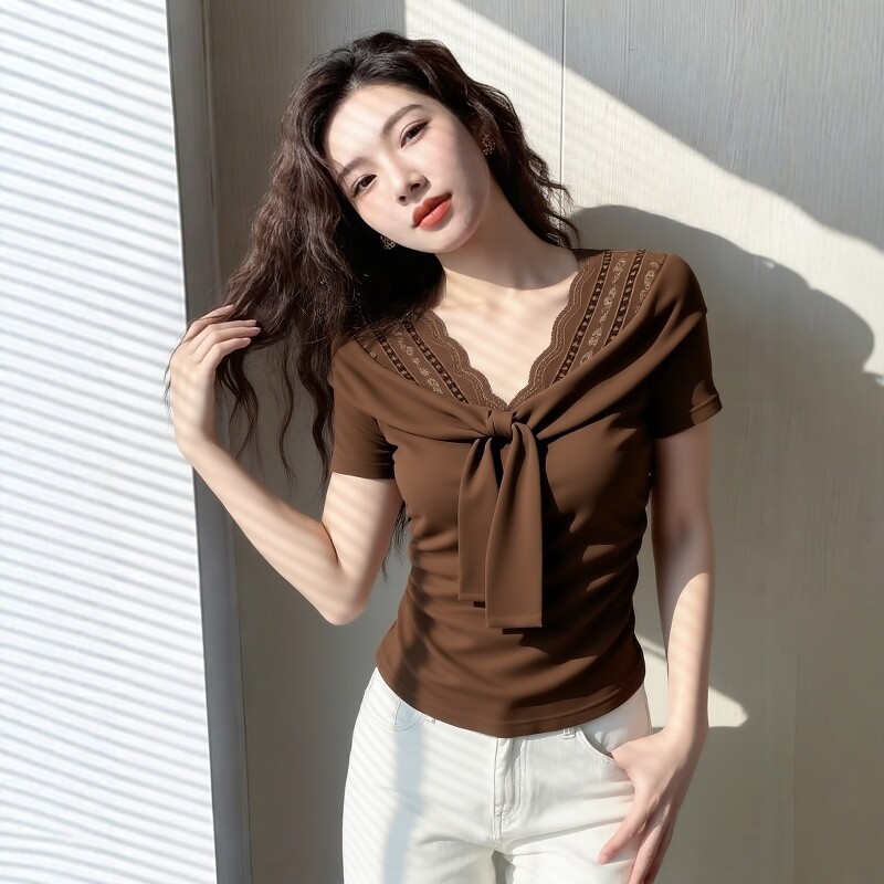 Áo thun nữ cổ V tay ngắn ren phối viền, dáng ôm sát, phối hợp đa năng — màu đen chi tiết 3
