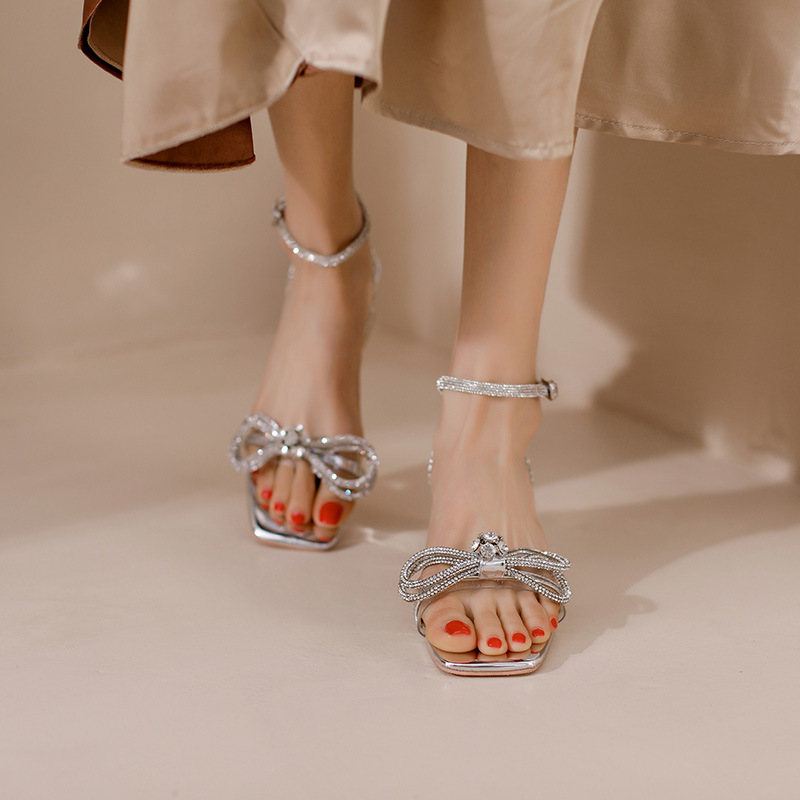 2022 verano nuevo dulce diamante arco sandalias hadas viento plateado transparente botón sandalias de tacón grueso para mujeres