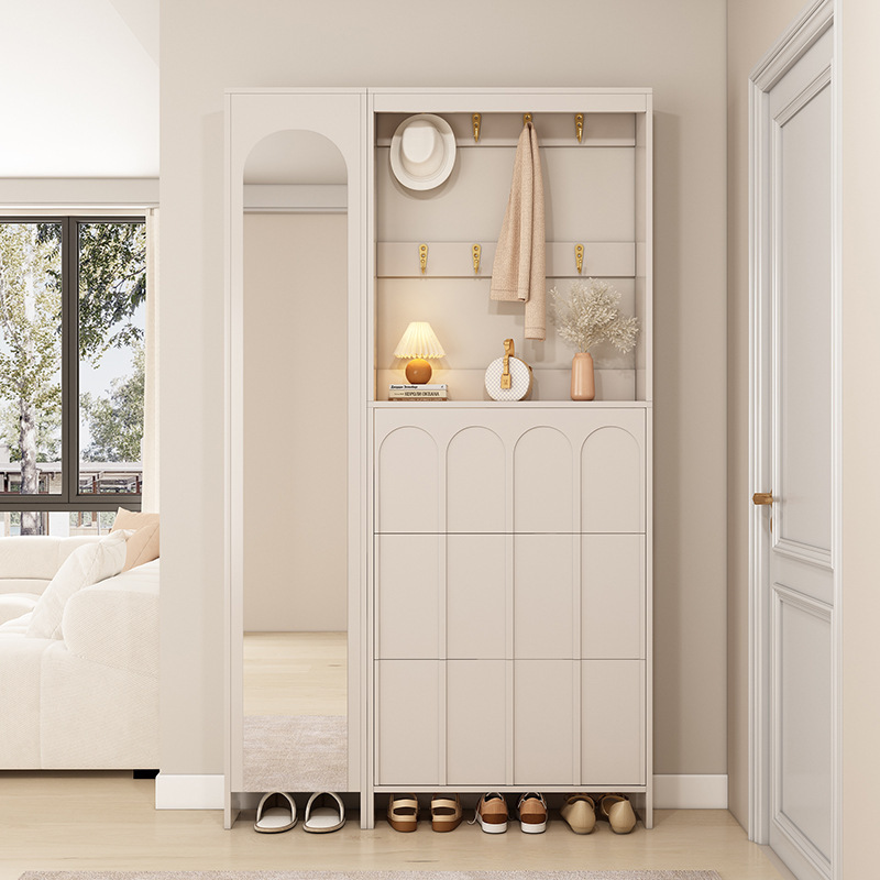 크림 스타일의 현관 신발장과 옷걸이가 일체형으로 조립된 초박형 가정용 출입구 전신 드레싱 거울이 있는 좁은 현관 캐비닛