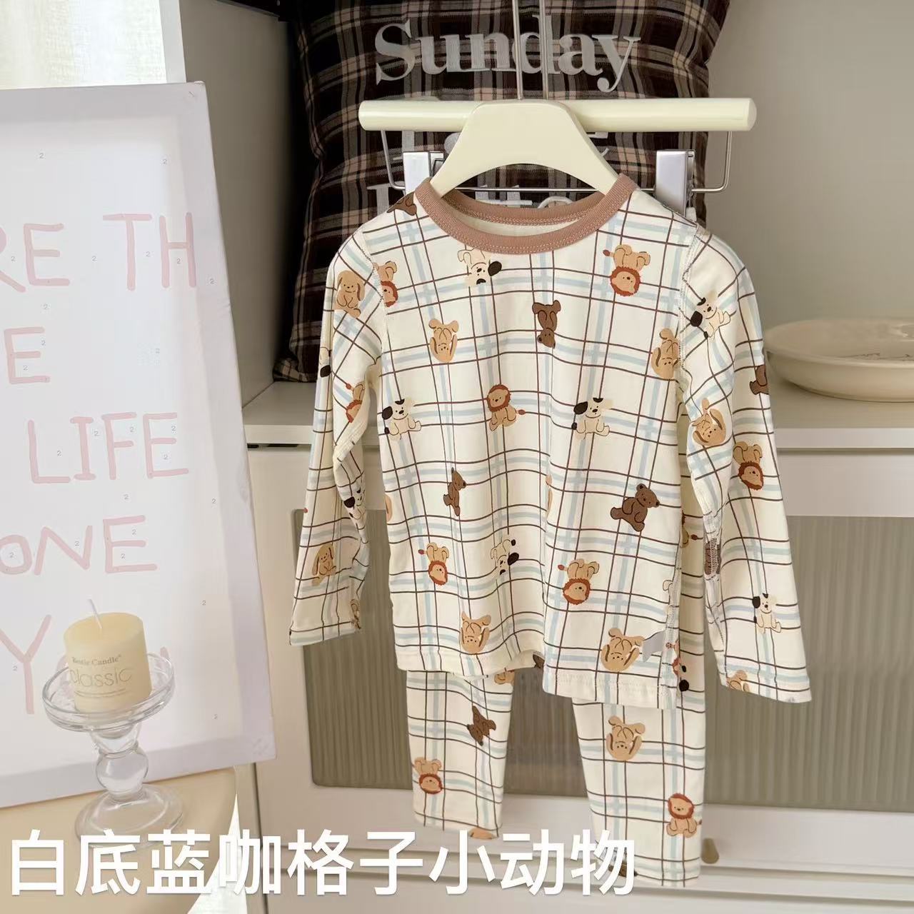 흰색 바탕에 파란색 커피 격자 무늬 동물