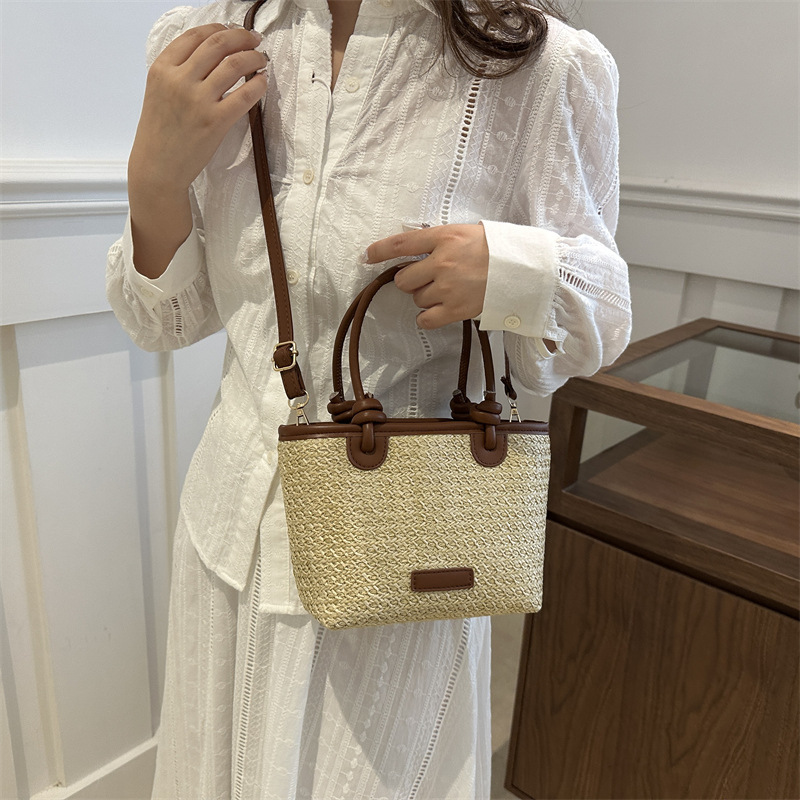 Bolso tejido de paja estilo playa de vacaciones de verano bolso de mensajero portátil 2024 nuevo estilo nudo de cuerda de aire extranjero bolso de canasta de verduras bolso tejido