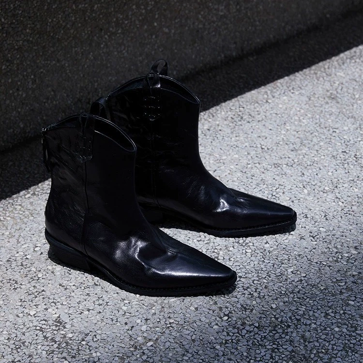 Женские короткие ботинки 2025 года, новая модель, ботинки в стиле Мартин, V-образный вырез, мягкая кожа, ботильоны на массивном каблуке, заостренный носок, коричневые, в западном ковбойском стиле.