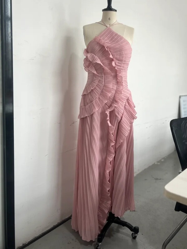 Chic Irregular Chiffon Halter Neck Floor-Length Dress with Lotus Trim, High-Quality Holiday Dress, 2025 New Women's Style Chic Irregular Chiffon Halter Neck Floor-Length Dress with Lotus Trim, High-Quality Holiday Dress, 2025 New Women's Style
