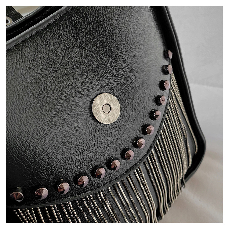 Women's Small Pu Leather Solid Color Fashion Tassel Rivet Square Zipper Crossbody Bag display picture 6