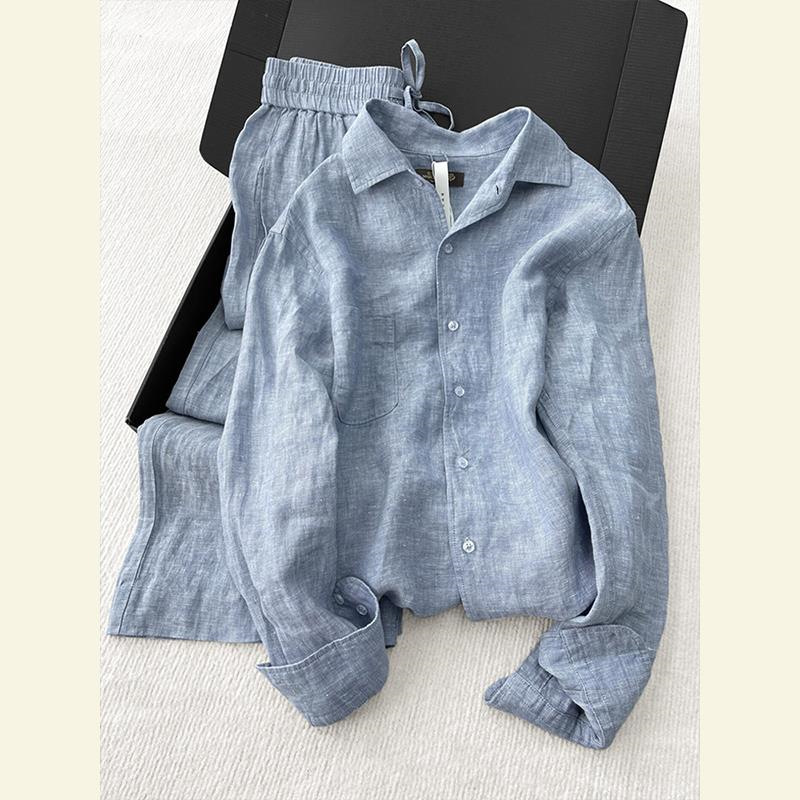 Completo da donna con pantaloni larghi e camicia grigia, stile rilassato, stile unico, sofisticato ed elegante._voghion.com