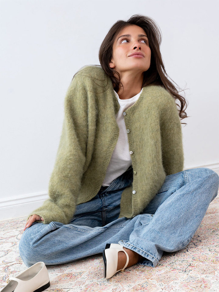 Áo khoác cardigan len nữ dáng rộng một hàng cúc, chất liệu dệt kim mềm mại, phong cách thanh lịch — Màu hồng nhạt (hàng có sẵn), Màu xanh lá cây (có hàng), Màu xanh ô liu (đốm), Màu xanh đậm (Còn hàng) chi tiết 19