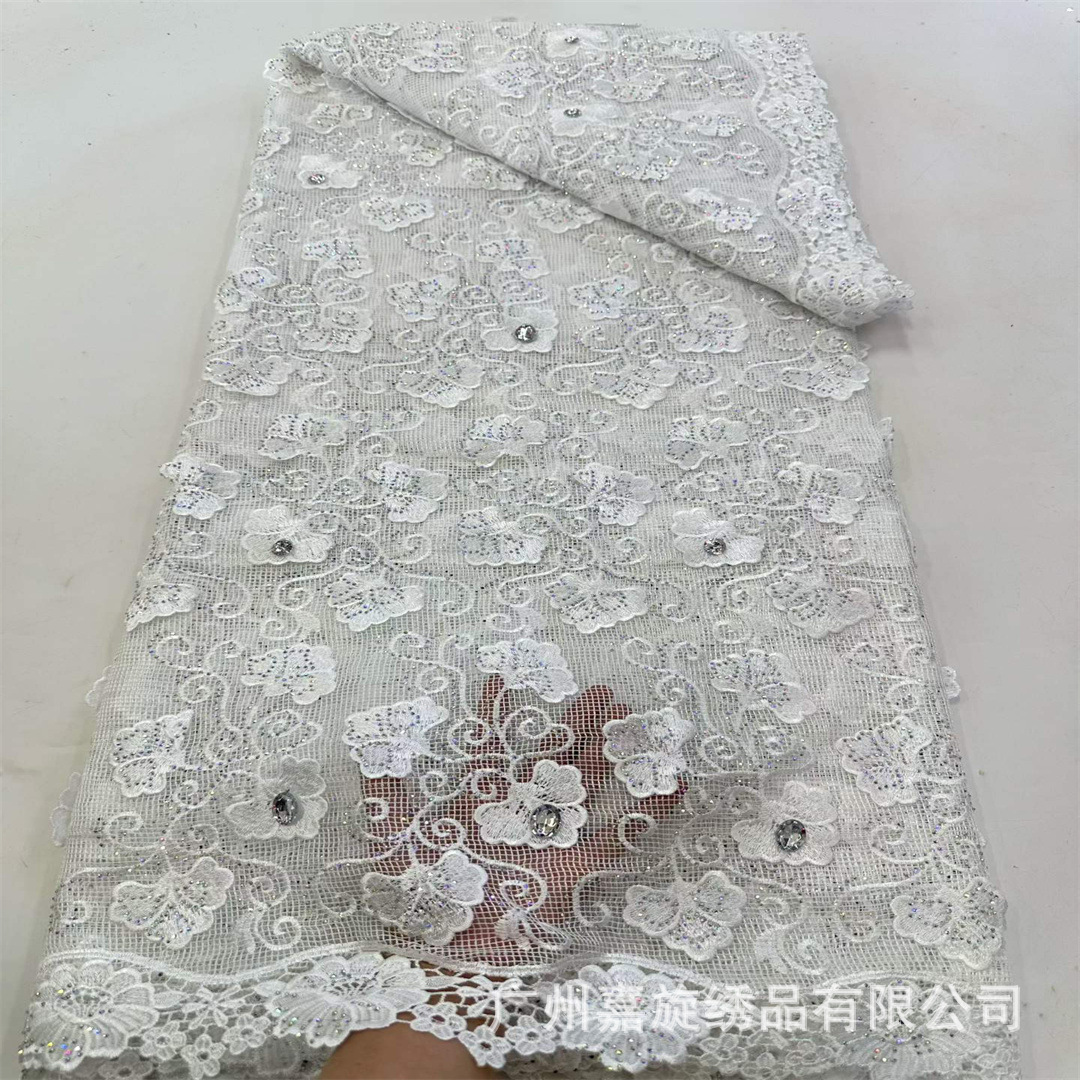 Tela bordada con base de malla cuadrada pequeña, con bordado floral y pedrería, tela de bordado de moda africana con diseño calado soluble en agua para cheongsam. image 5