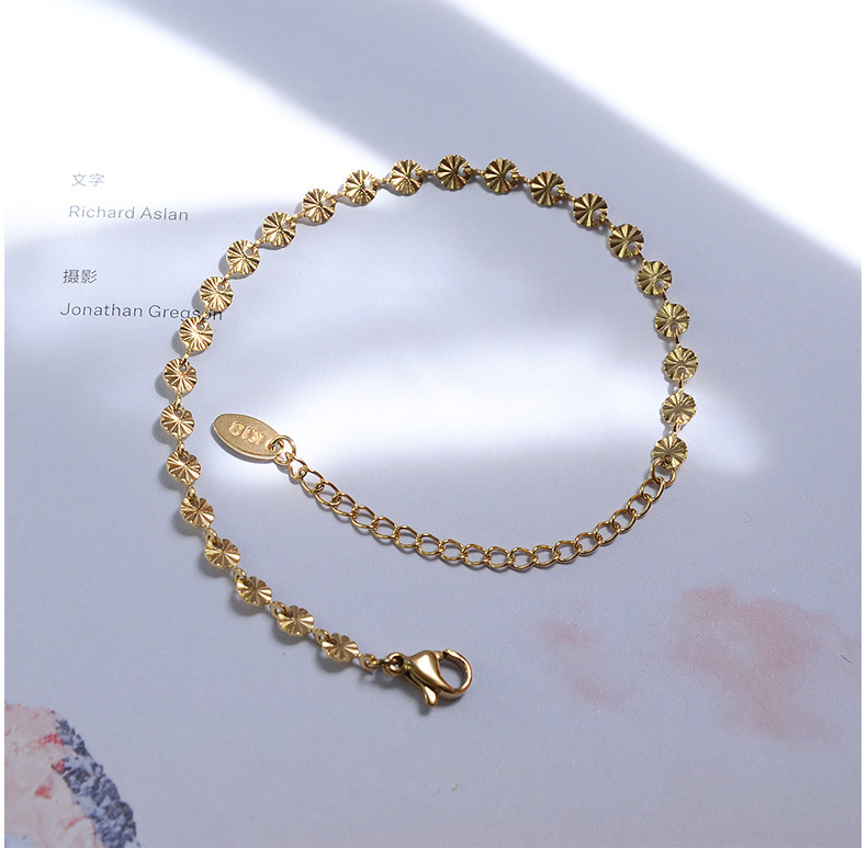 European And American Personality Flower Embossed Titanium Steel 18k Gold Bracelet display picture 7