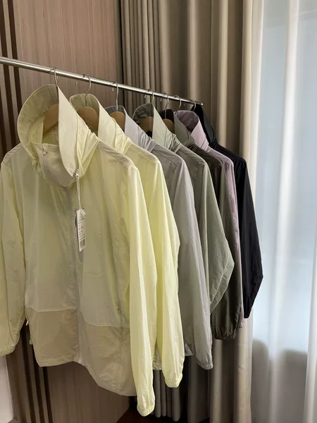 [Wang Yibo same style] couple's stitching hooded skin clothing UV-proof women's light breathable sunscreen clothing men