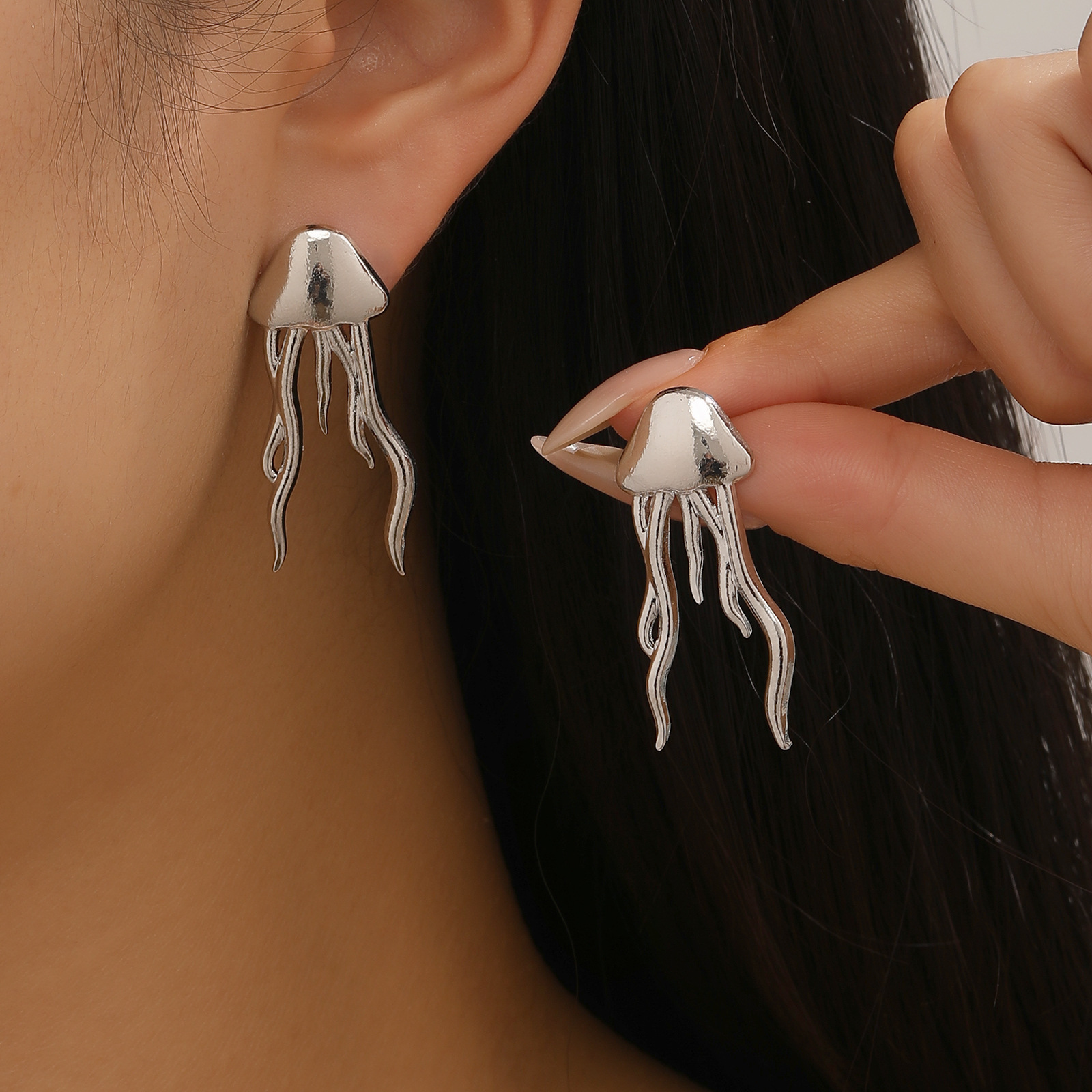 Pendientes brillantes de acero de titanio chapados en oro con forma de medusa, estilo INS, sencillos, elegantes y con personalidad, con borlas, a la moda.