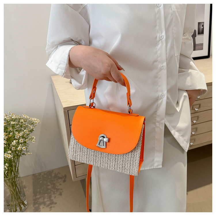 Color-Blocking-Hand-gehaltenes kleines Quadrat für Frauen 2024 neue Sommer koreanische Version modische Lock Gras gewebt lässig_voghion.com