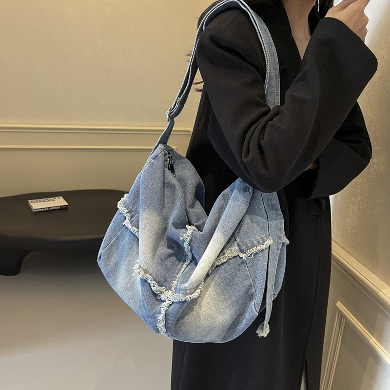 Bolso de mezclilla casual de gran capacidad al estilo de Hong Kong para mujer 2024 nuevo bolso de mensajero ligero y versátil de moda bolso de hombro de cercanías