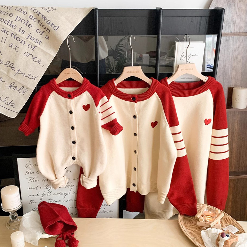 Ropa para padres e hijos versión coreana 2025 nueva ropa de otoño para una familia de tres o cuatro trajes de escalada decoración del hogar amor manga raglán suéter marea