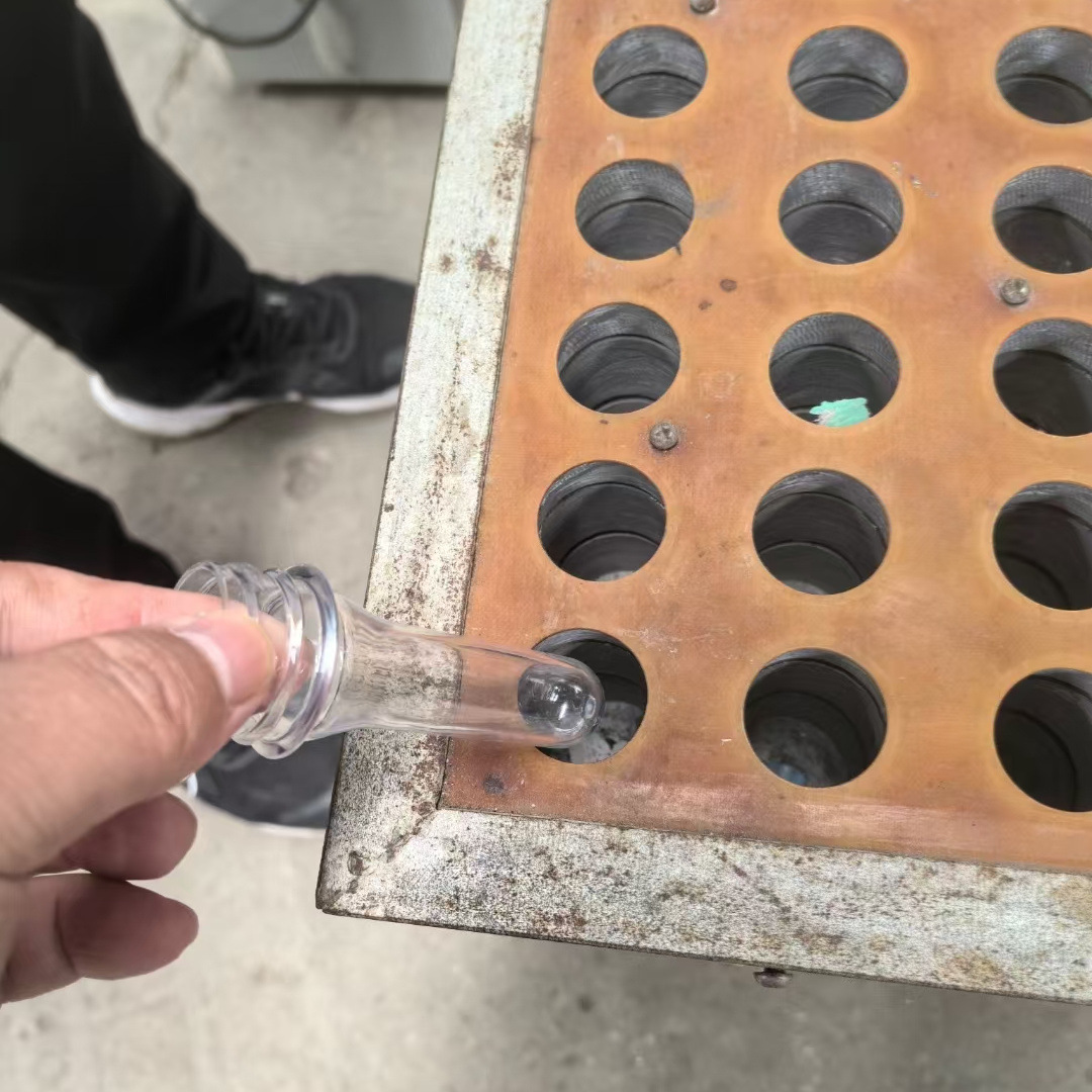 2头塑料吹瓶机一套，配有加热箱 空压机 油水分离器，两套模具