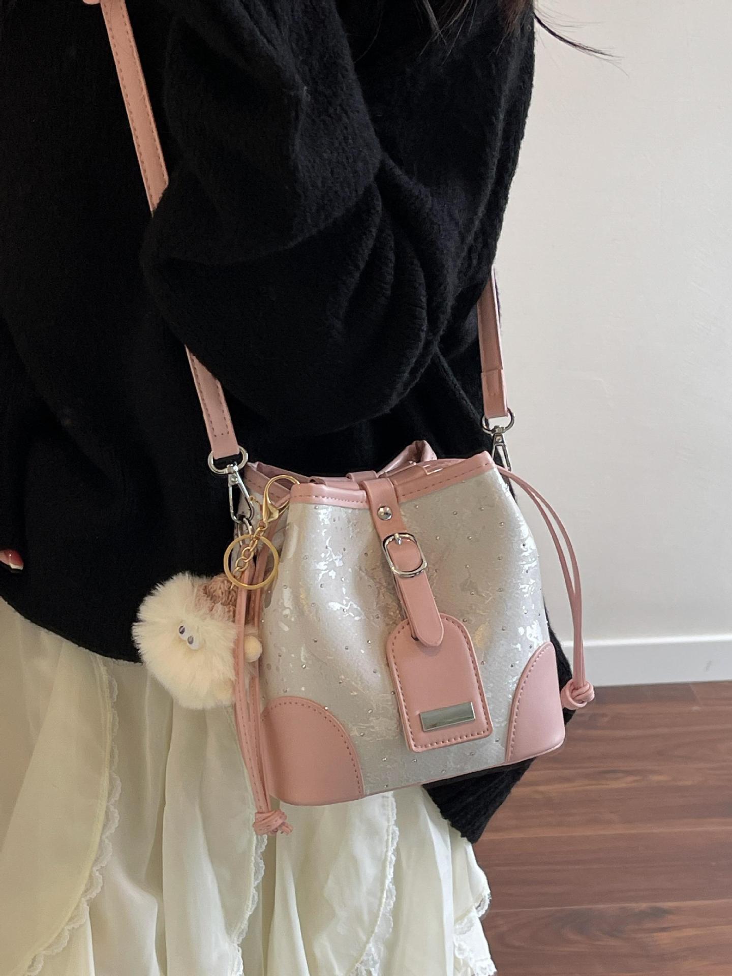 Bolsa de cubo para mujeres 2025 nueva moda super caliente nicho bolso de hombro diseño universal bolso de textura de alta calidad bolso de mochila