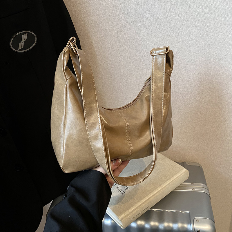 Color sólido textura de cuero suave hombro mochila para mujeres 2025 primavera nueva literatura y arte bolsos casuales bolsos especiales de moda